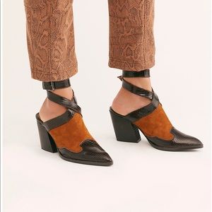 RARE!!! NWT FREE PEOPLE WALK THIS WAY MULE